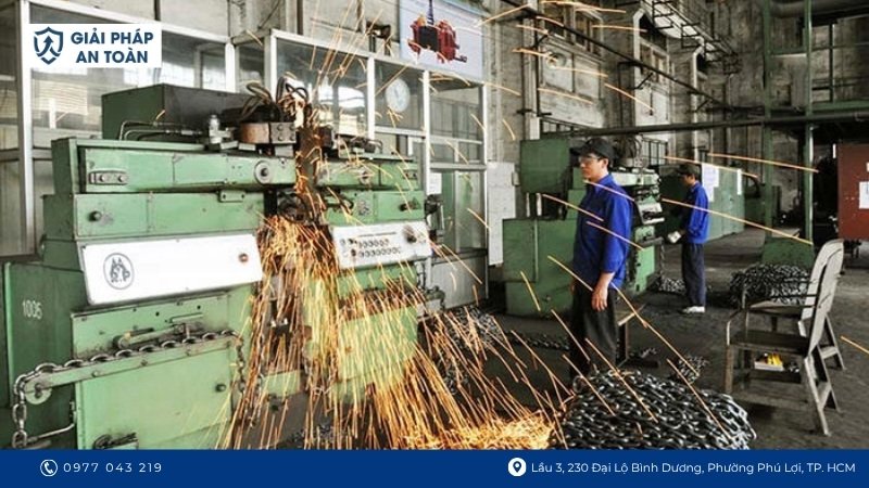 Anh công nhân đang dùng máy cắt sắt