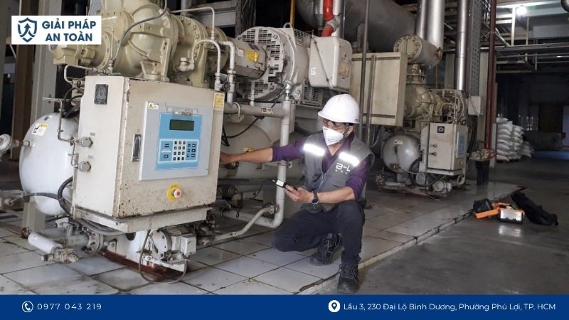 Anh công nhân đang kiểm tra tình hình hoạt động của máy lò hơi