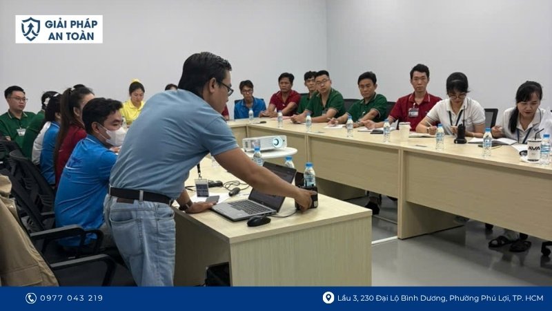 Buổi huấn luyện an toàn lao động cho nhóm nhân viên văn phòng