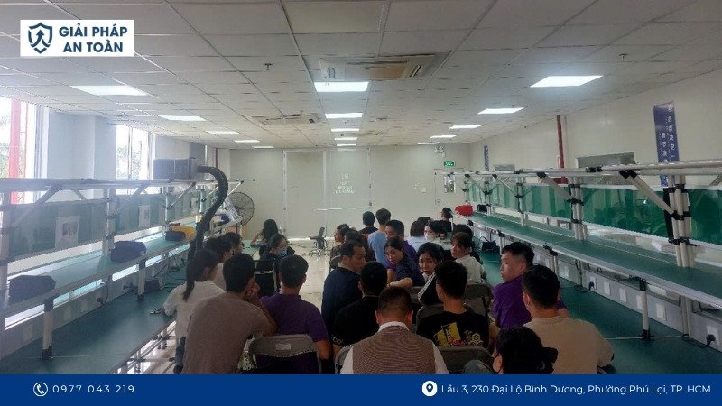 Buổi hướng dẫn cho công nhân về nghiệp vụ công tác và quản lý an toàn vệ sinh lao động