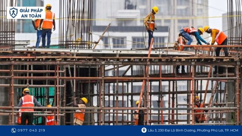 Các công nhân đang lắp dàn giáo cho công trình xây dựng