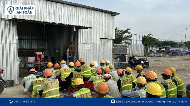 Các công nhân sửa chữa điện đang được phổ biến kiến thức về an toàn điện