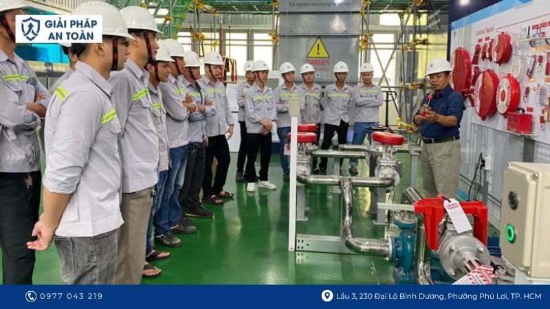 Các nhân viên được hướng dẫn về kiến thức an toàn điện