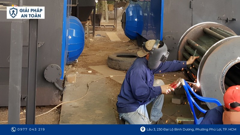 Công nhân đang hàn nồi hơi