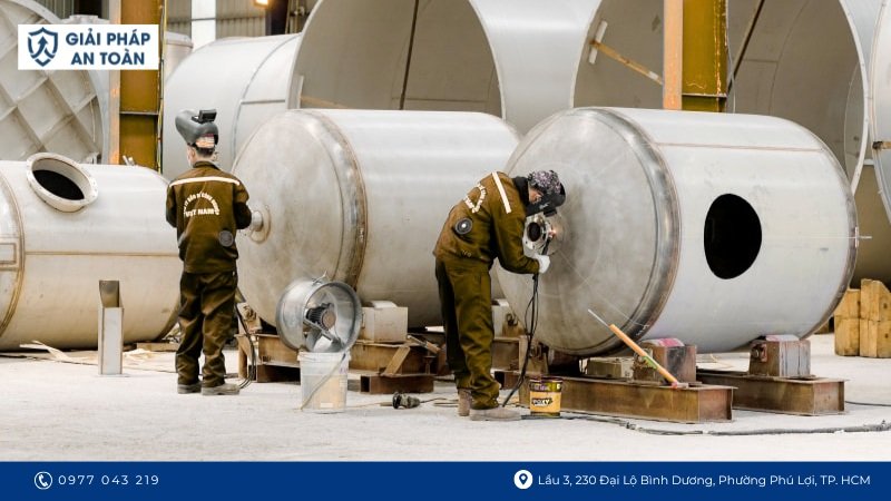 Công nhân đang sản xuất bồn áp lực