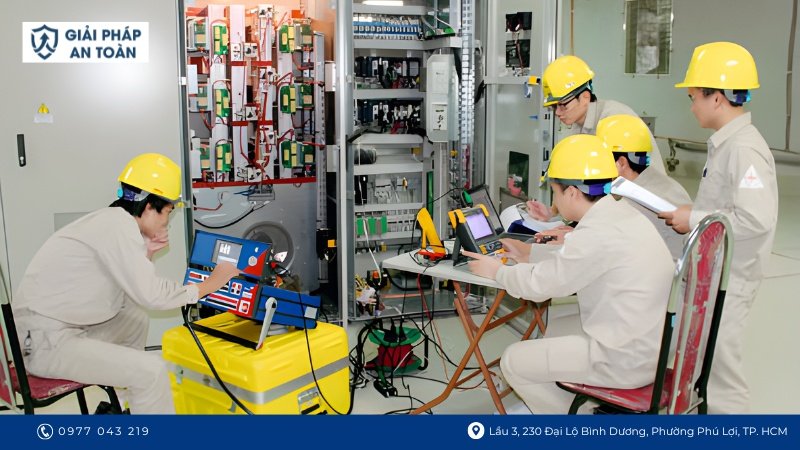 Công nhân đàn thực hành an toàn về điện