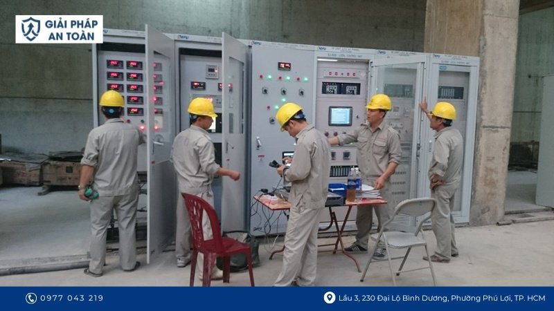 Công nhân đang tìm hiểu lý thuyết cơ bản về an toàn điện