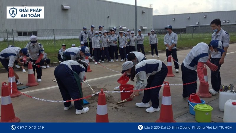 Công nhân thực hành an toàn hóa chất