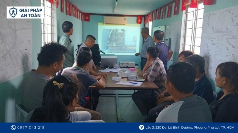 Giảng viên đang hướng dẫn sử dụng xe nâng an toàn