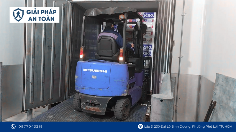 Hình ảnh nhân viên vận hành xe nâng