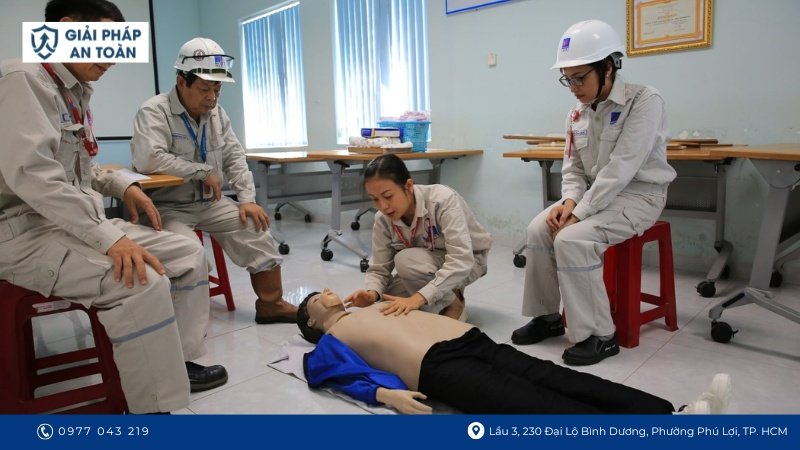 Nhân viên đang thực hành sơ cứu người bị điện giật