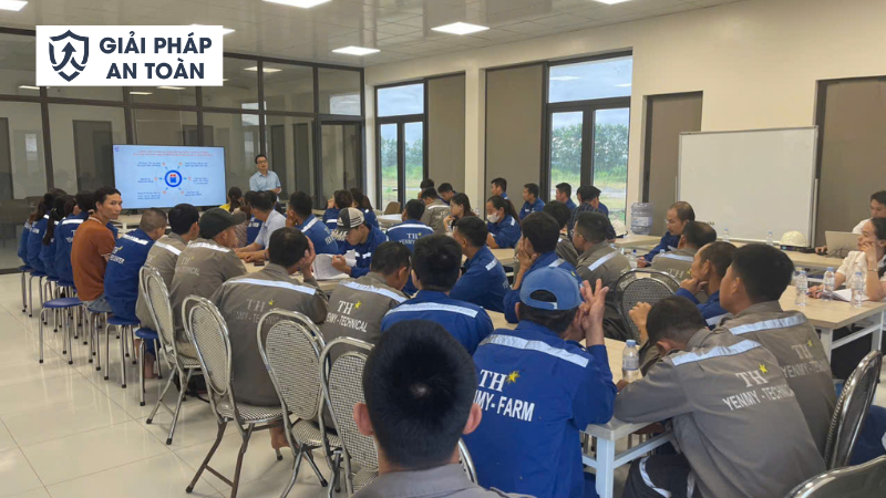 Nhân viên vận hành xe nâng tham gia khóa huấn luyện vận hành xe nâng